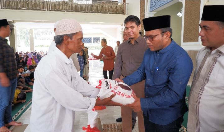 Pj Walikota Letnan Dalimunthe Pimpin Penyaluran 350 Paket Sembako & Santunan Anak Yatim di SD IT Nurul Ilmi Padangsidimpuan